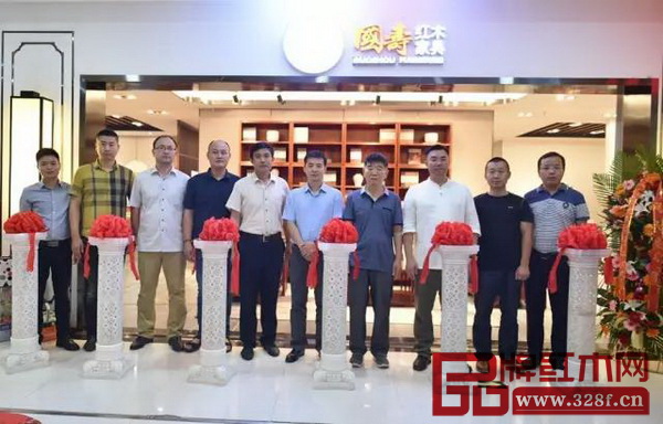 山東省家具協(xié)會秘書長韓慶生(左五)、山東省收藏家協(xié)會古典家具部部長趙保森(右四)、國壽紅木副董事長陳淦凡(右三)、富雅紅木樓董事長路楠(右五)、濟南世外桃源專賣店總經(jīng)理石中玉(左二)等剪彩嘉賓合影 山東省家具協(xié)會秘書長韓慶生(左五)、山東省收藏家協(xié)會古典家具部部長趙保森(右四)、國壽紅木副董事長陳淦凡(右三)、富雅紅木樓董事長路楠(右五)、濟南世外桃源專賣店總經(jīng)理石中玉(左二)等剪彩嘉賓合影