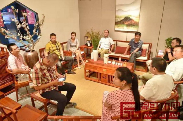 參加開業(yè)典禮的嘉賓進行現(xiàn)場座談會 參加開業(yè)典禮的嘉賓進行現(xiàn)場座談會