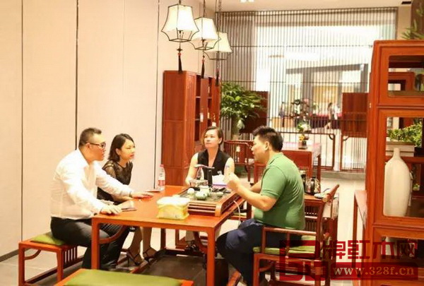 國壽紅木副總經(jīng)理王耀佳(右一)、軟裝部設(shè)計總監(jiān)陳映雄(右二)與世邦家居商場高層探討專賣店家居氛圍的營造 國壽紅木副總經(jīng)理王耀佳(右一)、軟裝部設(shè)計總監(jiān)陳映雄(右二)與世邦家居商場高層探討專賣店家居氛圍的營造