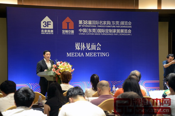 東莞名家具展總經(jīng)理方潤(rùn)忠在媒體見面會(huì)上介紹本屆東莞名家具展的籌備工作情況和活動(dòng)安排 東莞名家具展總經(jīng)理方潤(rùn)忠在媒體見面會(huì)上介紹本屆東莞名家具展的籌備工作情況和活動(dòng)安排