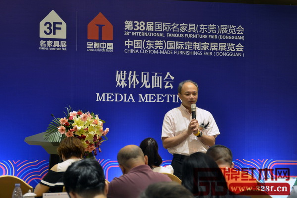 媒體提問環(huán)節(jié)上,名家居世博園總經(jīng)理許宗彤指出,定制家居已經(jīng)成為推動(dòng)家具行業(yè)發(fā)展的一股新力量 媒體提問環(huán)節(jié)上,名家居世博園總經(jīng)理許宗彤指出,定制家居已經(jīng)成為推動(dòng)家具行業(yè)發(fā)展的一股新力量