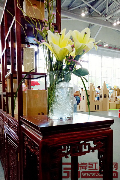 中山書展展位上的花卉和紅木家具交相輝映,端莊優(yōu)雅 中山書展展位上的花卉和紅木家具交相輝映,端莊優(yōu)雅