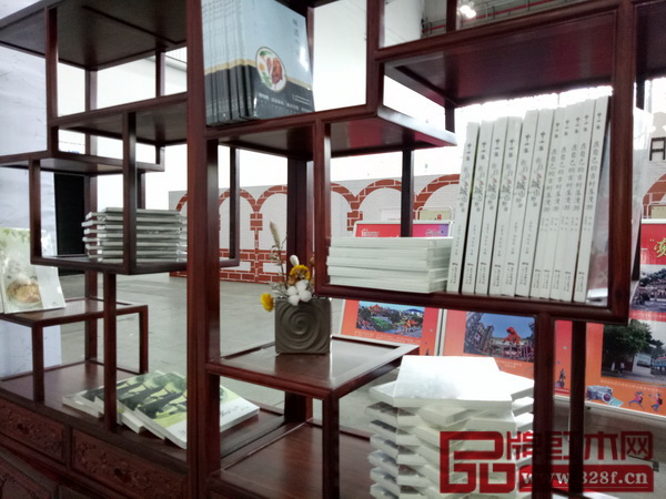 中山出版館使用紅木家具布場,營造出良好的閱讀環(huán)境 中山出版館使用紅木家具布場,營造出良好的閱讀環(huán)境