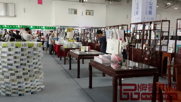 中山出版館使用紅木家具布場，營造出良好的閱讀環(huán)境