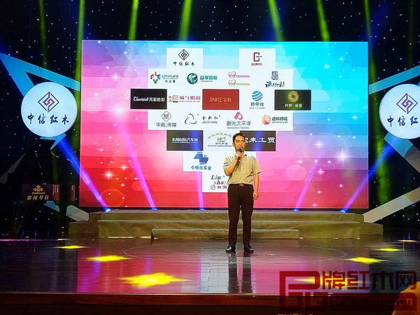 第二季東陽電視臺大型公益節(jié)目《圓夢天使》上獨家冠名商中信紅木盧經(jīng)理做發(fā)言 第二季東陽電視臺大型公益節(jié)目《圓夢天使》上獨家冠名商中信紅木盧經(jīng)理做發(fā)言