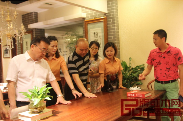 在紅古軒總經(jīng)理吳赤宇(右一)的陪同下,中山市人大常委會、中山市人大環(huán)境與資源保護工作委員會和中山市環(huán)保局領(lǐng)導(dǎo)一行參觀了紅古軒紅木文化館 在紅古軒總經(jīng)理吳赤宇(右一)的陪同下,中山市人大常委會、中山市人大環(huán)境與資源保護工作委員會和中山市環(huán)保局領(lǐng)導(dǎo)一行參觀了紅古軒紅木文化館