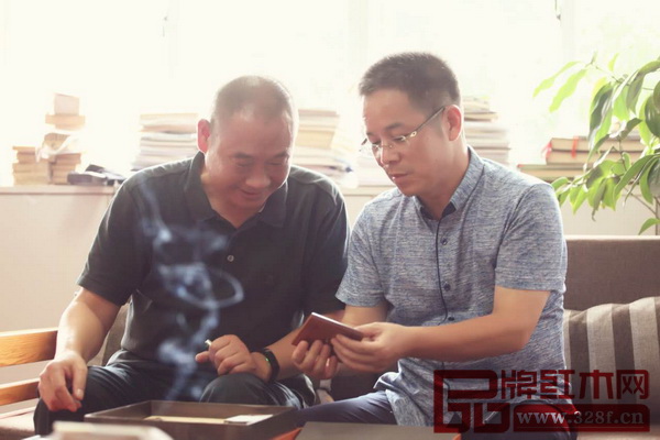 中南林業(yè)科技大學(xué)教授、家具學(xué)院院長劉文金(左)與純本森活董事長厲清平共話紅木家具行業(yè)發(fā)展 中南林業(yè)科技大學(xué)教授、家具學(xué)院院長劉文金(左)與純本森活董事長厲清平共話紅木家具行業(yè)發(fā)展