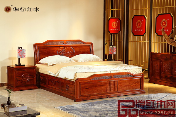 華行紅木為每一款家具都精心配備了軟裝和配飾，彰顯出卓爾不凡的生活品味