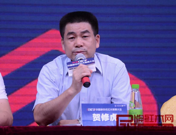大涌鎮(zhèn)鎮(zhèn)長賀修虎在新中式紅木大會媒體見面會上回答記者提問 大涌鎮(zhèn)鎮(zhèn)長賀修虎在新中式紅木大會媒體見面會上回答記者提問