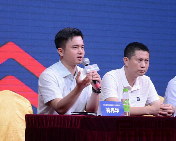 全聯(lián)藝術(shù)紅木家具專業(yè)委員會執(zhí)行會長、弘木傳媒CEO林偉華在新中式紅木大會媒體見面會上回答記者提問 全聯(lián)藝術(shù)紅木家具專業(yè)委員會執(zhí)行會長、弘木傳媒CEO林偉華在新中式紅木大會媒體見面會上回答記者提問