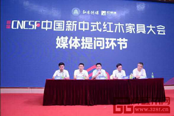 大涌鎮(zhèn)鎮(zhèn)長賀修虎(中)、大涌鎮(zhèn)黨委委員歐陽凱(右二)、中山紅古軒總經(jīng)理吳赤宇(左二)、弘木傳媒CEO林偉華(左一)、紅博城副總經(jīng)理林志洪(右一)在媒體提問環(huán)節(jié)上回答現(xiàn)場記者提問 大涌鎮(zhèn)鎮(zhèn)長賀修虎(中)、大涌鎮(zhèn)黨委委員歐陽凱(右二)、中山紅古軒總經(jīng)理吳赤宇(左二)、弘木傳媒CEO林偉華(左一)、紅博城副總經(jīng)理林志洪(右一)在媒體提問環(huán)節(jié)上回答現(xiàn)場記者提問