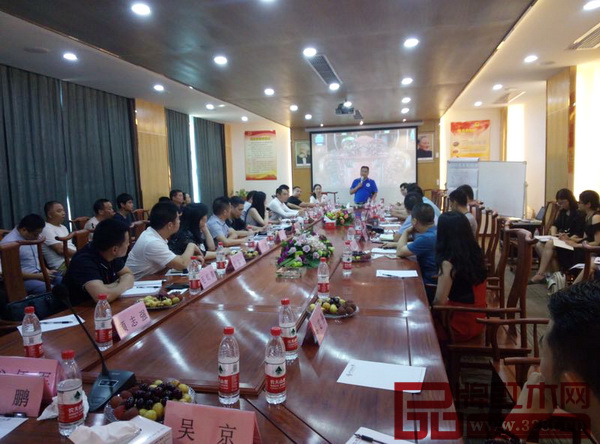 中信紅木董事長(zhǎng)李忠信給嘉賓做企業(yè)介紹 中信紅木董事長(zhǎng)李忠信給嘉賓做企業(yè)介紹