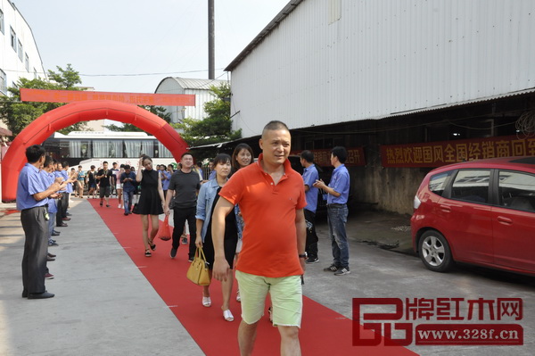 地天泰工廠數(shù)十位管理層的列隊歡迎中,經(jīng)銷商們走進(jìn)了工廠 地天泰工廠數(shù)十位管理層的列隊歡迎中,經(jīng)銷商們走進(jìn)了工廠