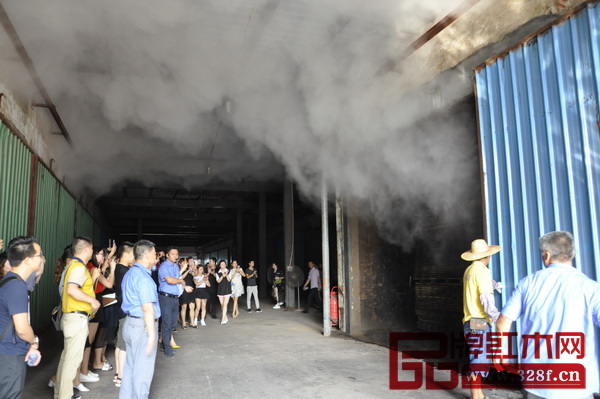 經(jīng)銷商們參觀烘干房,經(jīng)過烘干的木材出爐后之后引起了經(jīng)銷商們的一陣驚呼 經(jīng)銷商們參觀烘干房,經(jīng)過烘干的木材出爐后之后引起了經(jīng)銷商們的一陣驚呼