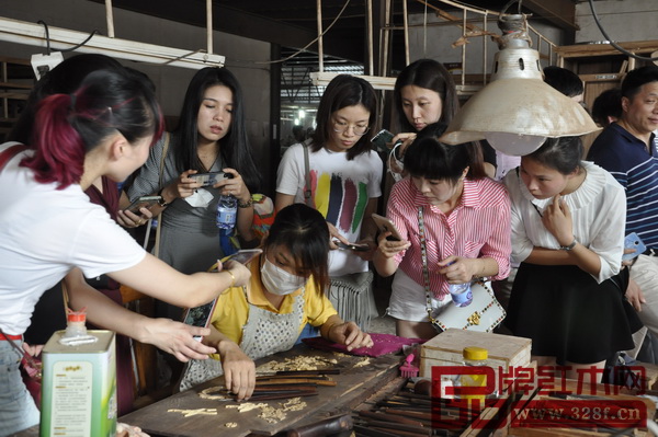 經(jīng)銷商們對雕刻工藝產(chǎn)生了極大的興趣 經(jīng)銷商們對雕刻工藝產(chǎn)生了極大的興趣