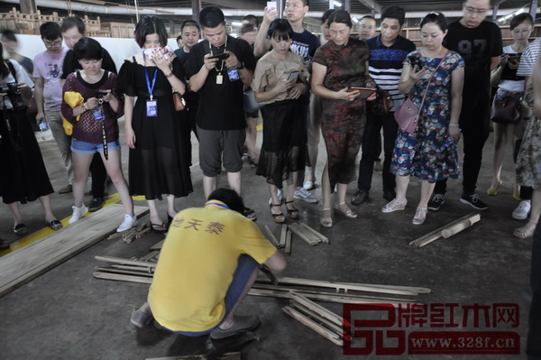 在木工環(huán)節(jié),經(jīng)銷商們深入了解了榫卯工藝 在木工環(huán)節(jié),經(jīng)銷商們深入了解了榫卯工藝