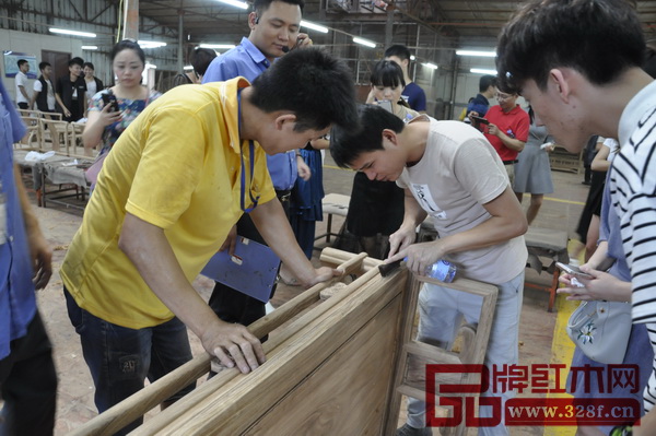 不少經(jīng)銷商們親自體驗刮磨工藝 不少經(jīng)銷商們親自體驗刮磨工藝