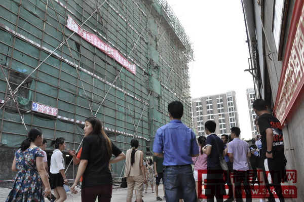 工作人員帶領(lǐng)來自全國各地的經(jīng)銷商們參觀即將建成的地天泰工廠總部大樓 工作人員帶領(lǐng)來自全國各地的經(jīng)銷商們參觀即將建成的地天泰工廠總部大樓