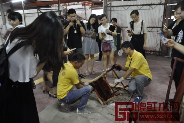 經(jīng)銷商們在上漆區(qū)參觀、體驗 經(jīng)銷商們在上漆區(qū)參觀、體驗