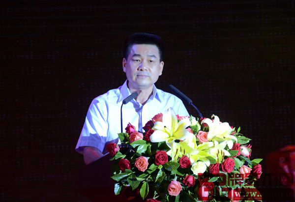 中山大涌鎮(zhèn)鎮(zhèn)長(zhǎng)賀修虎上臺(tái)致辭 中山大涌鎮(zhèn)鎮(zhèn)長(zhǎng)賀修虎上臺(tái)致辭