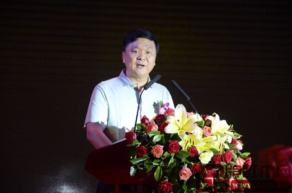 廣東省湖南商會(huì)秘書長(zhǎng)徐慶如上臺(tái)致辭 廣東省湖南商會(huì)秘書長(zhǎng)徐慶如上臺(tái)致辭