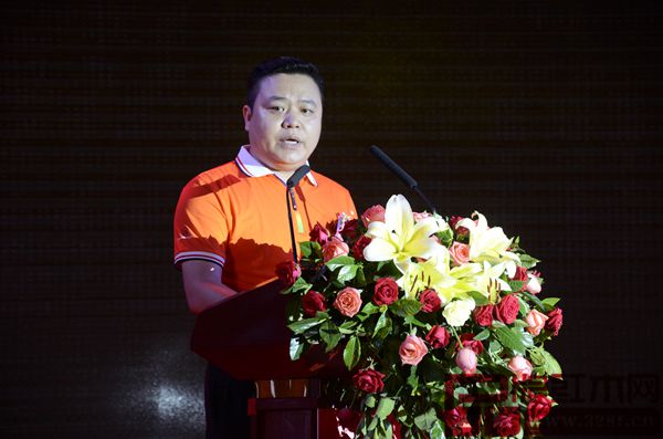 湖南商會(huì)紅木分會(huì)第一屆會(huì)長(zhǎng)楊威上臺(tái)致辭