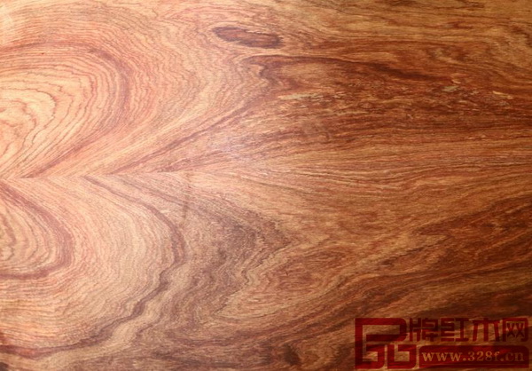 瑰麗淡雅的木紋讓刺猬紫檀成為新會紅木家具企業(yè)的材質(zhì)首選(雄業(yè)紅木花幾幾面局部圖) 瑰麗淡雅的木紋讓刺猬紫檀成為新會紅木家具企業(yè)的材質(zhì)首選(雄業(yè)紅木花幾幾面局部圖)