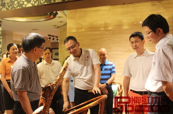 中山市大涌鎮(zhèn)黨委書記郭叢樞以大涌名牌企業(yè)紅古軒的紅木家具為例向廣東省粵港澳合作促進會領(lǐng)導(dǎo)一行介紹大涌紅木家具的工藝和發(fā)展成果 中山市大涌鎮(zhèn)黨委書記郭叢樞以大涌名牌企業(yè)紅古軒的紅木家具為例向廣東省粵港澳合作促進會領(lǐng)導(dǎo)一行介紹大涌紅木家具的工藝和發(fā)展成果