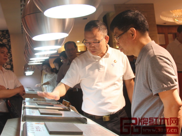 中山市大涌鎮(zhèn)黨委書記郭叢樞以大涌名牌企業(yè)紅古軒的紅木家具為例向廣東省粵港澳合作促進會領(lǐng)導(dǎo)一行介紹大涌紅木家具的工藝和發(fā)展成果