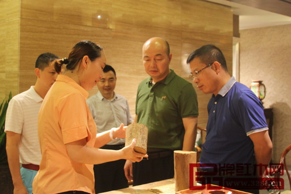 紅古軒工作人員向湖南考察團的領(lǐng)導們講解木材知識 紅古軒工作人員向湖南考察團的領(lǐng)導們講解木材知識