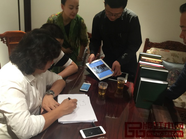 戴為紅木總裁戴愛國(左一)親臨蘭州站活動現(xiàn)場,為顧客提供專業(yè)的室內固裝設計方案 戴為紅木總裁戴愛國(左一)親臨蘭州站活動現(xiàn)場,為顧客提供專業(yè)的室內固裝設計方案