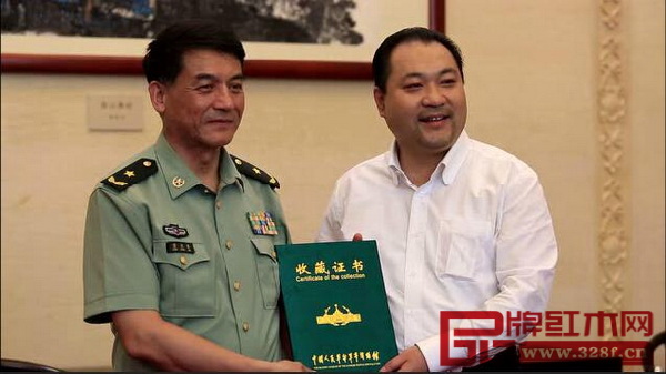 中國人民革命軍事博物館館長董長軍為太和木作創(chuàng)始人關(guān)毅頒發(fā)收藏證書 中國人民革命軍事博物館館長董長軍為太和木作創(chuàng)始人關(guān)毅頒發(fā)收藏證書
