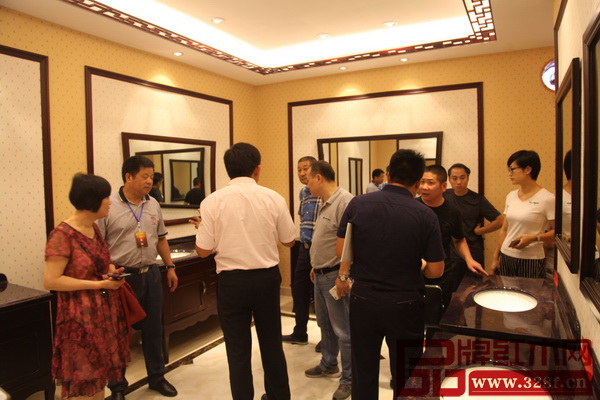 參觀歐晨衛(wèi)浴新品時(shí)，眾多經(jīng)銷商紛紛認(rèn)真聽(tīng)企業(yè)負(fù)責(zé)人的講解，仔細(xì)欣賞家具