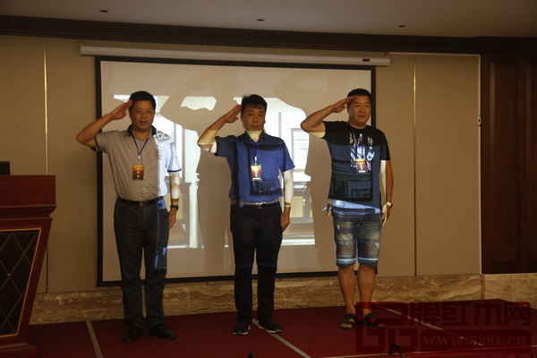 新品發(fā)布會(huì)當(dāng)天正值“八一建軍節(jié)”，歐晨衛(wèi)浴經(jīng)銷商、合作伙伴中的退伍軍人一齊上臺(tái)展示了軍姿