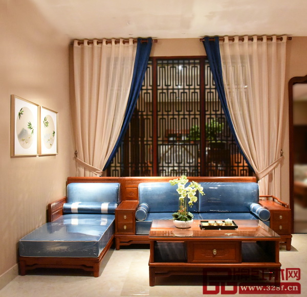 瑞昇家居產(chǎn)品系列的多樣化，也為學(xué)生提供了更廣泛的教學(xué)工具（瑞昇家居為東成紅木提供的系列軟裝）