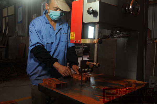 木工師傅開榫卯 木工師傅開榫卯