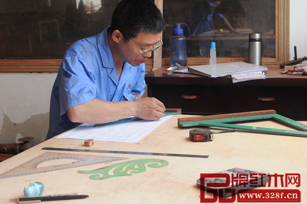 有著34年匠齡的潘師傅在繪制家具圖紙 有著34年匠齡的潘師傅在繪制家具圖紙