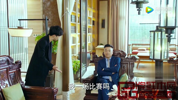 劇中頻繁出現(xiàn)的陶宇辦公室的家具，正是一款黑酸枝沙發(fā)