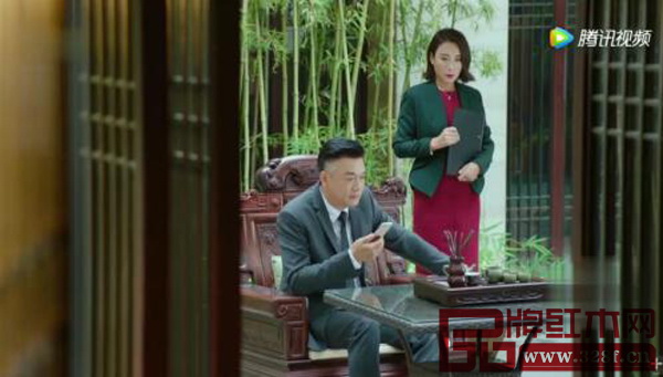 劇中，陶宇經(jīng)常坐在此款沙發(fā)上辦公