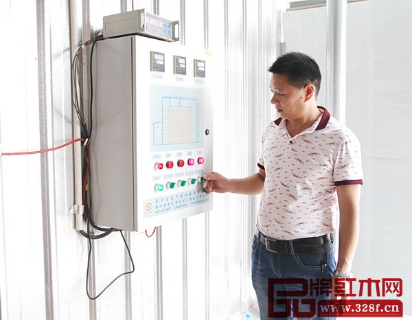 陳廠長(zhǎng)操作烘干儀表 陳廠長(zhǎng)操作烘干儀表