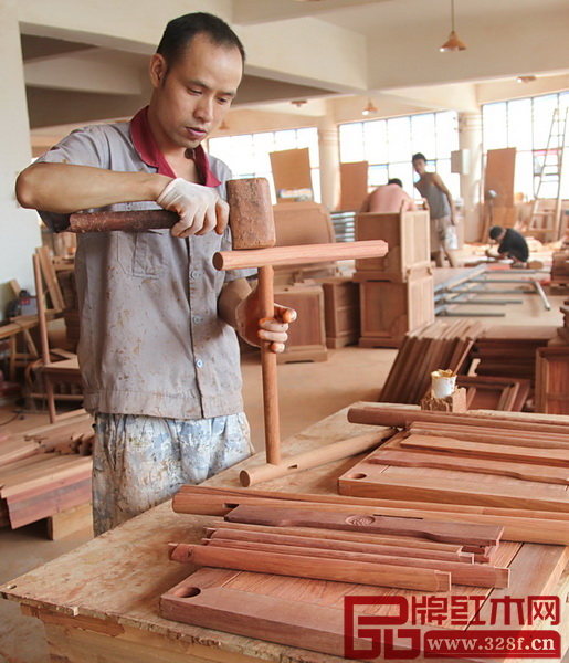 盧家藝林木工師傅挑選完家具的各部件后進(jìn)行組裝 盧家藝林木工師傅挑選完家具的各部件后進(jìn)行組裝