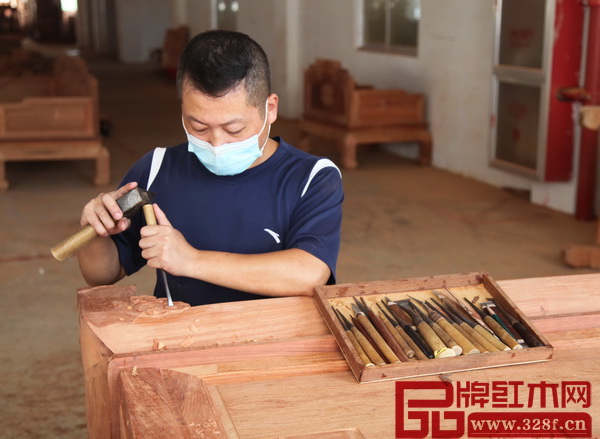 盧家藝林家具花紋全手工精雕而成 盧家藝林家具花紋全手工精雕而成