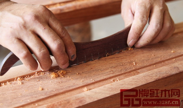 蜈蚣鏟反復(fù)刮磨,家具線條圓潤(rùn)飽滿 蜈蚣鏟反復(fù)刮磨,家具線條圓潤(rùn)飽滿