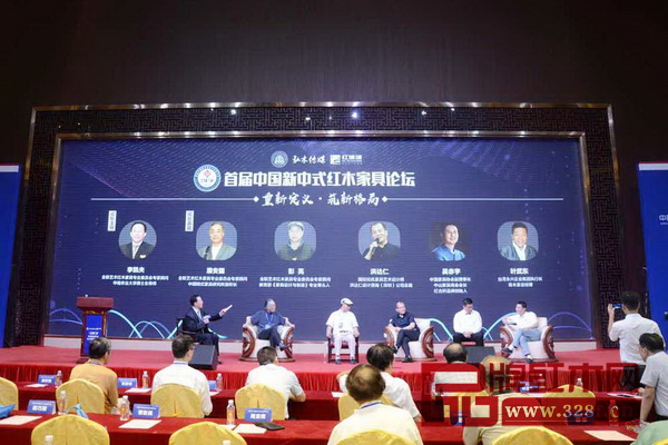本次論壇由全國工商聯(lián)藝術(shù)紅木家具專業(yè)委員會專家顧問、華南農(nóng)業(yè)大學博士生導師李凱夫(左一)主持 本次論壇由全國工商聯(lián)藝術(shù)紅木家具專業(yè)委員會專家顧問、華南農(nóng)業(yè)大學博士生導師李凱夫(左一)主持