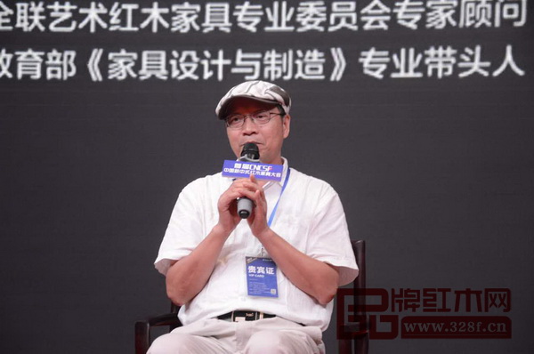 教育部《家具設(shè)計與制造》專業(yè)帶頭人彭亮認為,新中式家具的設(shè)計必須以現(xiàn)代生活方式與人民需要為出發(fā)點, 創(chuàng)新出符合現(xiàn)代中國生活方式的具有民族特色的“新”家具形式 教育部《家具設(shè)計與制造》專業(yè)帶頭人彭亮認為,新中式家具的設(shè)計必須以現(xiàn)代生活方式與人民需要為出發(fā)點, 創(chuàng)新出符合現(xiàn)代中國生活方式的具有民族特色的“新”家具形式