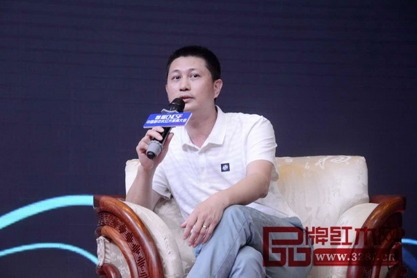 中國家具協(xié)會副理事長、中山市家具商會會長、紅古軒品牌創(chuàng)始人吳赤宇認為,新中式就是一種生活方式,也是一種文化輸出 中國家具協(xié)會副理事長、中山市家具商會會長、紅古軒品牌創(chuàng)始人吳赤宇認為,新中式就是一種生活方式,也是一種文化輸出