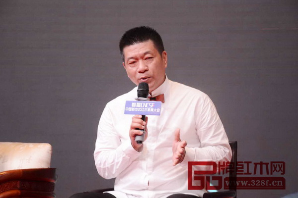 臺灣青木堂總經(jīng)理葉武東認為,“新”就是構(gòu)造當代生活方式,而對于“中”,更傾向于將“中”解釋為中庸 臺灣青木堂總經(jīng)理葉武東認為,“新”就是構(gòu)造當代生活方式,而對于“中”,更傾向于將“中”解釋為中庸