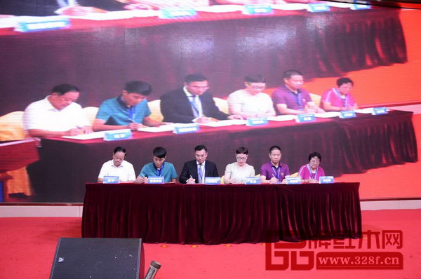 中國紅木家具品牌大會-新中式紅木品牌聯(lián)盟與全國知名家居賣場戰(zhàn)略聯(lián)盟簽約儀式上，上海老周家居、中山憶古軒、東莞國壽紅木與廣東簡愛家居、北京城外誠家居廣場、濟南富雅家居簽訂了戰(zhàn)略合作框架協(xié)議