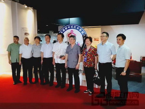 全國政協(xié)委員、全國工商聯(lián)第九屆副主席、中國西部研究與發(fā)展促進(jìn)會(huì)理事長程路(左五),中山市政協(xié)主席丘樹宏(右四),中山市委常委陸維智(左四),深圳市政協(xié)原副主席邵漢青(右三),全國工商聯(lián)執(zhí)委、全國工商聯(lián)民間文物藝術(shù)品商會(huì)會(huì)長、全國工商聯(lián)藝術(shù)紅木家具專業(yè)委員會(huì)會(huì)長宋建文(左三),中山職業(yè)技術(shù)學(xué)院黨組書記尹緒忠(左二),中山市大涌鎮(zhèn)黨委書記郭叢樞(右二),全國工商聯(lián)藝術(shù)紅木家具專業(yè)委員會(huì)執(zhí)行會(huì)長、弘木傳媒CEO林偉華(右一),中國(大涌)紅木文化博覽城董事長林孟禮(左一)在“新意思”新中式紅木家具設(shè)計(jì)展展區(qū)前合影 全國政協(xié)委員、全國工商聯(lián)第九屆副主席、中國西部研究與發(fā)展促進(jìn)會(huì)理事長程路(左五),中山市政協(xié)主席丘樹宏(右四),中山市委常委陸維智(左四),深圳市政協(xié)原副主席邵漢青(右三),全國工商聯(lián)執(zhí)委、全國工商聯(lián)民間文物藝術(shù)品商會(huì)會(huì)長、全國工商聯(lián)藝術(shù)紅木家具專業(yè)委員會(huì)會(huì)長宋建文(左三),中山職業(yè)技術(shù)學(xué)院黨組書記尹緒忠(左二),中山市大涌鎮(zhèn)黨委書記郭叢樞(右二),全國工商聯(lián)藝術(shù)紅木家具專業(yè)委員會(huì)執(zhí)行會(huì)長、弘木傳媒CEO林偉華(右一),中國(大涌)紅木文化博覽城董事長林孟禮(左一)在“新意思”新中式紅木家具設(shè)計(jì)展展區(qū)前合影