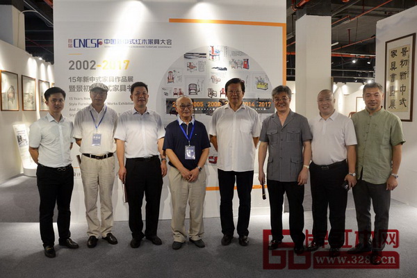 全國政協(xié)委員、全國工商聯(lián)第九屆副主席、中國西部研究與發(fā)展促進會理事長程路（右四），中山市政協(xié)主席丘樹宏（右三），中山市委常委陸維智（左三），中山職業(yè)技術學院黨組書記尹緒忠（右二），全國工商聯(lián)藝術紅木家具專業(yè)委員會專家顧問、中國高等教育家具設計專業(yè)創(chuàng)始人、中國新中式文化研究院院長胡景初（左四），全國工商聯(lián)藝術紅木家具專業(yè)委員會專家顧問、教育部《家具設計與制造》專業(yè)帶頭人彭亮（左二），全國工商聯(lián)藝術紅木家具專業(yè)委員會執(zhí)行會長、弘木傳媒CEO林偉華（左一），中國（大涌）紅木文化博覽城董事長林孟禮（左一）在“15年新中式家具經(jīng)典作品展暨景初新中式家具書畫展”展區(qū)合影 